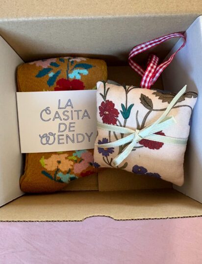 caja regalo con calcetines y saco de olor