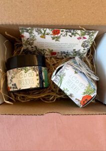 caja regalo con crema facial y champú sólido