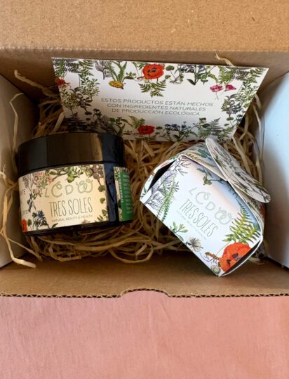 caja regalo con crema facial y champú sólido