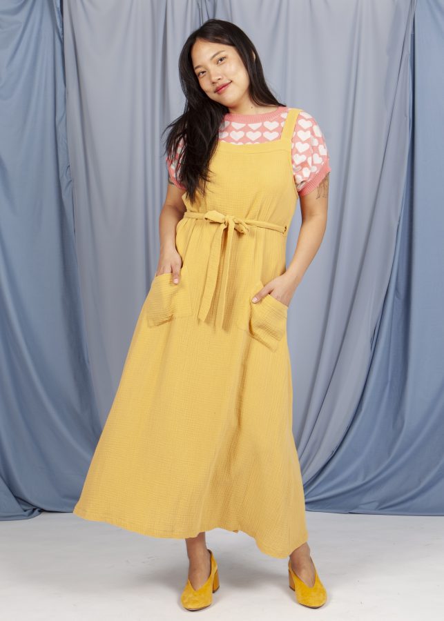 vestido delantal mostaza