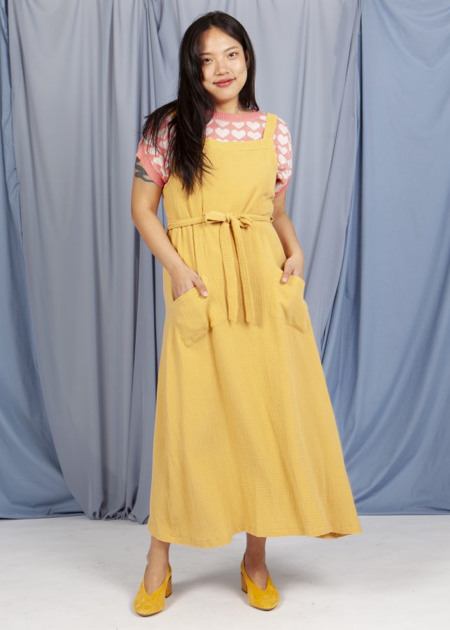 vestido delantal mostaza - Imagen 4