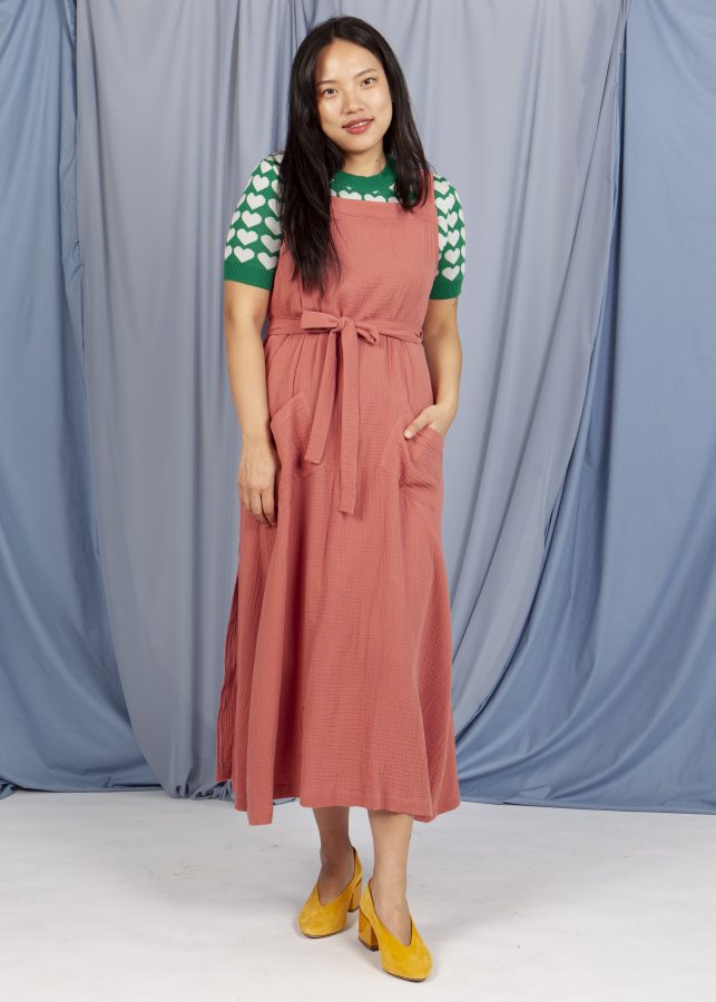 vestido delantal terracota - Imagen 3
