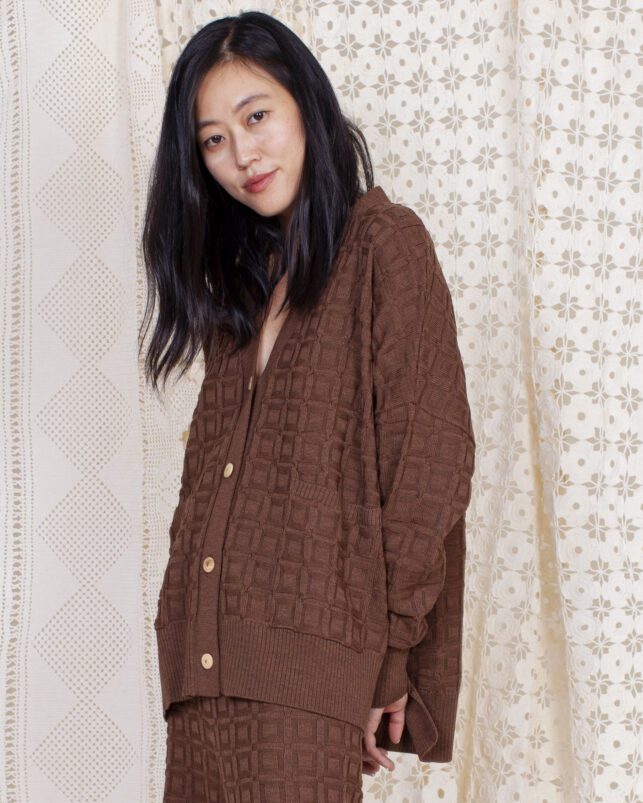 cardigan sencillo chocolate - Imagen 3