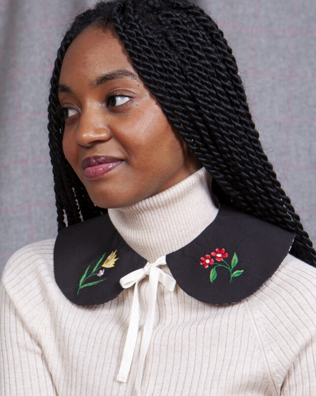 cuello flores negro