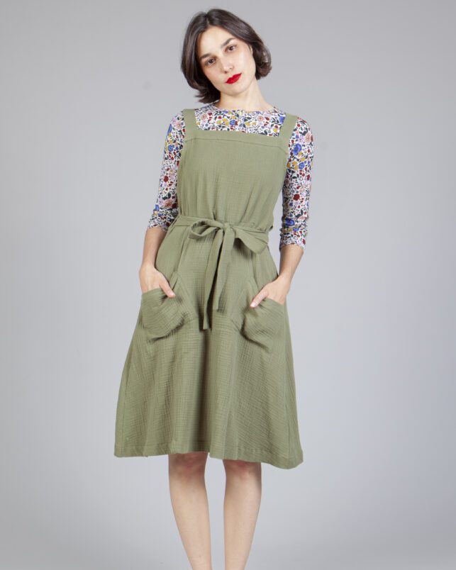 vestido delantal oliva