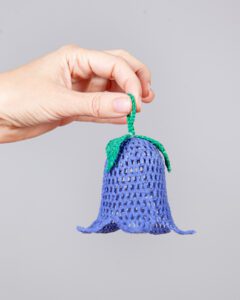 campanilla crochet azul