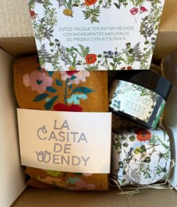Caja regalo con Calcetines,  Champú Sólido y Crema Facial