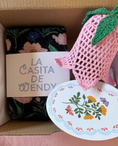 caja regalo con calcetines y adorno navideño