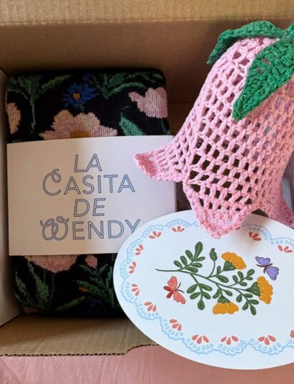 caja regalo con calcetines y adorno navideño