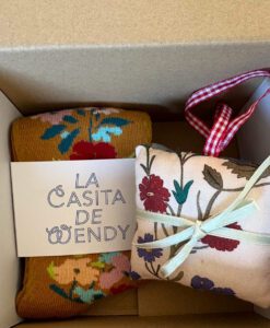 caja regalo con calcetines y saco de olor