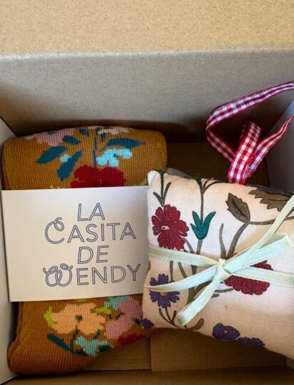 caja regalo con calcetines y saco de olor