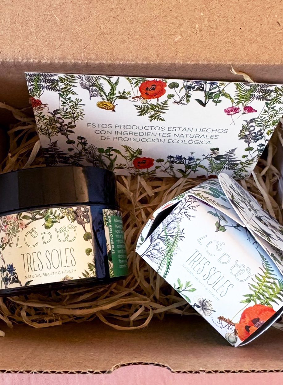 caja regalo con crema facial y champú sólido