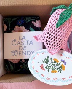 caja regalo con calcetines y adorno navideño