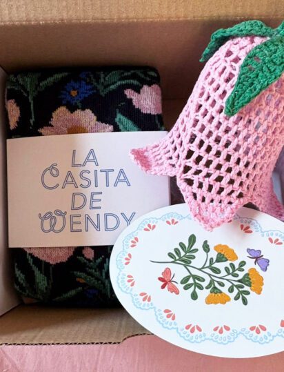 caja regalo con calcetines y adorno navideño