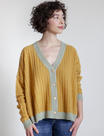 chaqueta soft mostaza
